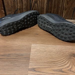 Youth Columbia hiking shoes size 4